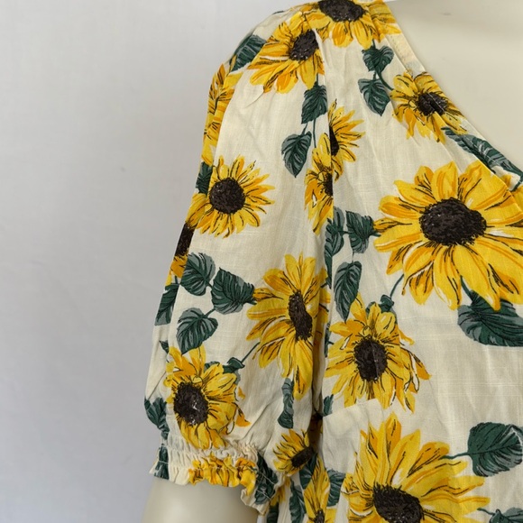 💖 2/$25 H&M Divided Sunflower Puff-Sleeve Blouse - Picture 5 of 7